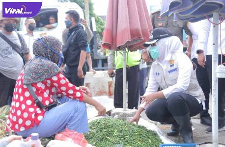 Wakil Walikota Palembang, Fitrianti Agustinda bersama BPOM Palembang sidak, di Pasar Tradisional Lemabang, Rabu (26/1/2022). Foto : viralsumsel.com/nto