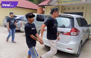 Budi tersangka pelaku penusukan terhadap juru parkir digelandang ke Polsek Kalidoni. Foto : viralsumsel.com/kai