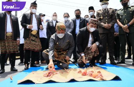 Gubernur Sumsel H Herman Deru resmikan 37 kegiatan pembangunan infrastruktur di OKU Selatan, Kamis (27/1/2022). Foto : viralsumsel.com/win