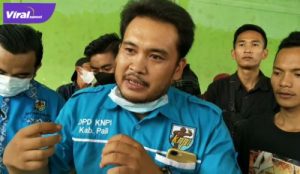 Divisi Hukum DPD KNPI PALI, Dedi Triwahyudi beri keterangan pada awak media. Foto : viralsumsel.com/eko