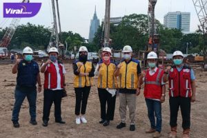 Ketum PP PERBASI Danny Kosasih dan Sekjend Nirmala Dewi meninjau pembangunan venue multifungsi yang ada di Kompleks GBK Senayan, Jakarta Pusat, Kamis (27/1/2022). Foto : viralsumsel.com/ion