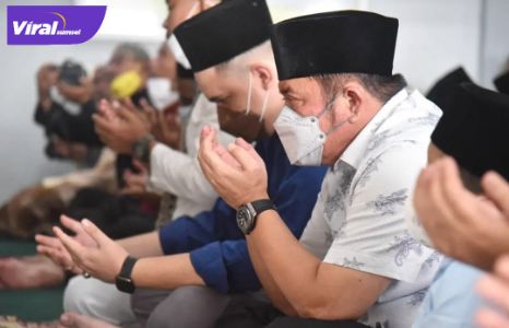 Gubernur Sumsel H Herman Deru sholat Jum’at berjemaah di Masjid Al Hijrah di kawasan Perumahan Sukabangun Indah II Soak Simpur Kecamatan Sukarami, Jum’at (28/1/2022). Foto : viralsumsel.com/win