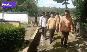 Wakil Walikota Prabumulih Adriansyah Fikri saat usai ikut memakamkan Almarhumah Ibu Sugiatih, warga Jalan Lekipali, Kamis (3/1/2022). Foto : viralsumsel.com/mal