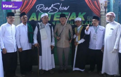 Walikota Prabumulih H Ridho Yahya usai membuka pameran Artefak Rasulullah di Masjid Al-Hikmah, Minggu (16/1/2022). Foto : viralsumsel.com/mal