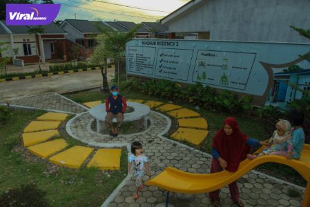 Anak-anak bermain dengan ceria di kawasan perumahan Madani Regency II kecamatan Gandus Palembang. Foto : viralsumsel.com/m hatta