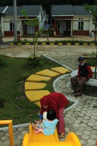 Anak-anak bermain dengan ceria di kawasan perumahan Madani Regency II kecamatan Gandus Palembang. Foto : viralsumsel.com/m hatta