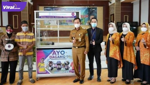 Walikota Prabumulih H Ridho Yahya bersama Bank Sumsel Babel bantu pelaku UMKM. Foto : viralsumsel.com/mal