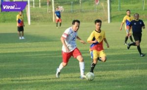 Walikota Prabumulih, Ir.H.Ridho Yahya,MM melawan Asprov Sumsel di Lapangan Ria Jaya Komplek Pertamina Prabumulih, Jum'at (14/1/2022).Foto : viralsumsel.com/mal