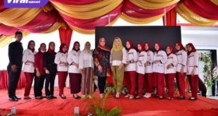 Moment foto bersama owner ASFI Beauty Clinik dengn karyawan dan Isyana Popo Ali Istri Bupati OKUS Popo Ali.(01/01/2022) Foto : Viralsumsel/Eci