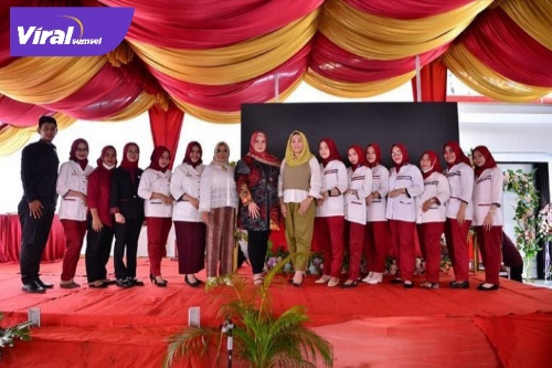 Moment foto bersama owner ASFI Beauty Clinik dengn karyawan dan Isyana Popo Ali Istri Bupati OKUS Popo Ali.(01/01/2022) Foto : Viralsumsel/Eci