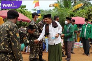 Wakil ketua DPRD Banyuasin saat bersalaman dengan Banser Banyuasin. Foto : Viralsumsel/Noto