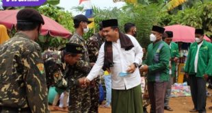 Wakil ketua DPRD Banyuasin saat bersalaman dengan Banser Banyuasin. Foto : Viralsumsel/Noto