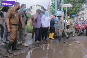 Fitrianti Agustinda Meninjau Lokasi Genangan Air yang mengakibatkan Jalan rusak di Rusun 22 Ilir. (4/1/2022) Foto : Viralsumsel/Noto