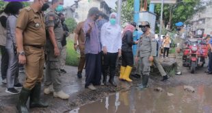 Fitrianti Agustinda Meninjau Lokasi Genangan Air yang mengakibatkan Jalan rusak di Rusun 22 Ilir. (4/1/2022) Foto : Viralsumsel/Noto