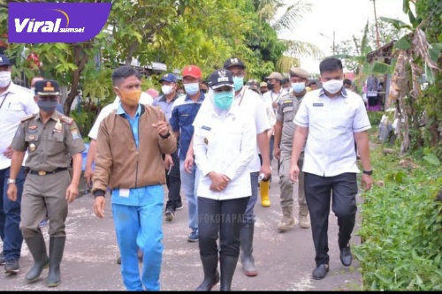 Wawako Palembang Fitrianti Agustinda di Dampingi Sekretaris Camat Kertapati Rifandi Putra, S.STP., M.Si Ketika Meninjau Infrastruktur drainase di Jln. Ki Marogan Perumahan Permata Hijau. (5/1/2022) Foto : Viralsumsel/Noto