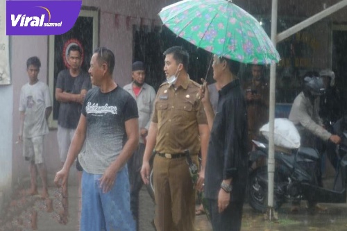 Walikota Palembang H. Harnojoyo Turun Mengatur Lalin Saat Pohon Tumbang, Rifandi Putra Sekretaris Camat Kertapati ikut mendampingi. Foto : Viralsumsel/Noto