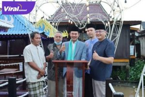 Moment Foto Bersama Walikota Palembang Harnojoyo Di Dampingi Sekretaris Camat Seberang Ulu Dua Septa Marus Eka Putra. (4/1/2022) Foto : Viralsumsel/Noto