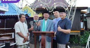 Moment Foto Bersama Walikota Palembang Harnojoyo Di Dampingi Sekretaris Camat Seberang Ulu Dua Septa Marus Eka Putra. (4/1/2022) Foto : Viralsumsel/Noto