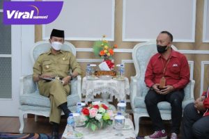 Dadang Lazuardi Head of store opration ACE Hardware Palembang Square serahkan bantuan masker kepada Walikota Palembang H.Harnojoyo, Senin (10/1/2022). Foto : viralsumsel.com/nto
