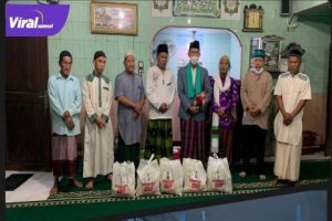 Walikota Palembang Harnojoyo Saat Memberikan Bantuan Kepada Korban Kebakaran di Musholla Istiqomah. (12/1/2022). Foto : viralsumsel.com