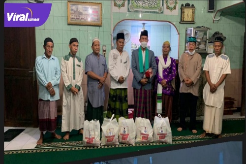 Walikota Palembang Harnojoyo Saat Memberikan Bantuan Kepada Korban Kebakaran di Musholla Istiqomah. (12/1/2022). Foto : viralsumsel.com
