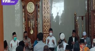 Ketua DPRD Kota Palembang Zainal Abidin SH ketika mengikuti prosesi Do'a seusai meresmikan Masjid Jami'An-Nur. Jum'at (14/1/2022) siang. Foto : Viralsumsel/Noto