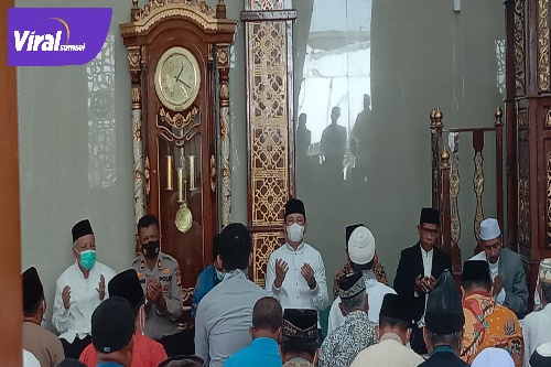 Ketua DPRD Kota Palembang Zainal Abidin SH ketika mengikuti prosesi Do'a seusai meresmikan Masjid Jami'An-Nur. Jum'at (14/1/2022) siang. Foto : Viralsumsel/Noto