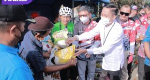 ASN Comunity besutan Ratu Dewa Jumat (14/1/2022) turun langsung menyalurkan bantuan pada korban kebakaran. Foto : viralsumsel.com/nto