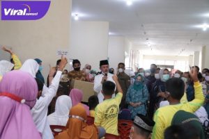Walikota Palembang, H. Harnojoyo saat meninjau langsung pelaksanaan vaksinasi di RSUD Gandus Palembang, Jum’at (14/1/2022). Foto:viralsumsel.com/nto