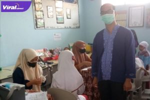Plt. Seklur 16 Ulu Kgs. Syahri Ramadhan, SH., MH saat meninjau vaksinasi untuk anak di SDN 96 Palembang. Jum'at (14/1/2022) Foto : Viralsumsel.com