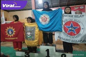 Atlet Pencak Silat Mts Azizah Dari Perguruan JPC Saat Naik Podium. Foto : Viralsumsel.com