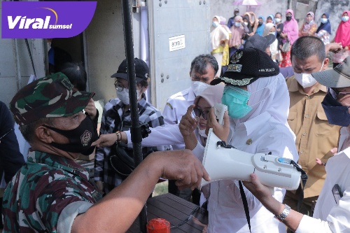 Wawako Palembang Saat Meninjau Lokasi di Depan Pasar Satelit Sako. Senin (17/1/2022) Foto : Viralsumsel/Nto