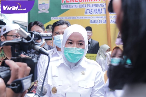 Fitrianti Agustinda Wakil Walikota Palembang, Saat meresmikan bedah rumah baca tulis Al Qur’an tersebut. Rabu (19/1/2022) Foto : Viralsumsel/Noto
