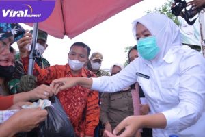 Wakil Walikota Palembang usai melayani pembeli di pasar murah. Kamis (20/1/2022) Pagi. Foto : viralsumsel.com/nto
