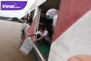 Wakil Walikota Palembang Fitrianti Agustinda lepaskan ribuan ikan patin ke Sungai Musi. Foto : viralsumsel.com/nto