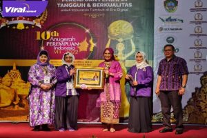 Hj RA Anita Noeringhati SH MH meraih Anugerah Perempuan Indonesia (API) VIII tahun 2022. Foto : Viralsumsel/Noto