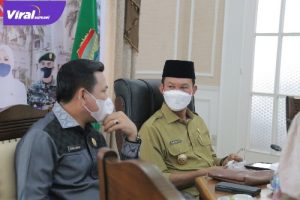 Walikota Palembang Harnojoyo dan Ketua DPRD Kota Palembang Zainal Abidin saat Rapat Kerja Evaluasi Program Strategis di Rumah Dinas Walikota Palembang. Senin (24/1/2022). Foto : Viralsumsel/Noto