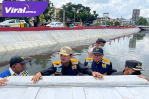 Walikota Palembang H Harnojoyo usai meninjau lokasi Sungai Sekanak Lambidaro, Selasa (25/1/2022). Foto : viralsumsel.com/nto