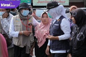 Wakil Walikota Palembang Fitrianti Agustinda meninjau lokasi kebakaran di Simpang Bombat Kecamatan Sako, Kamis (27/1/2022) siang. Foto : viralsumsel.com/nto