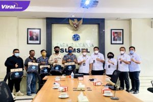 Forum Admin Media Sosial Palembang Berfoto Bersama Kepala Cabang PT. Jasa Raharja Sumsel Abdul Haris SE dan Jajarannya. Kamis (27/1/2022) Siang, Foto : Viralsumsel/Nto