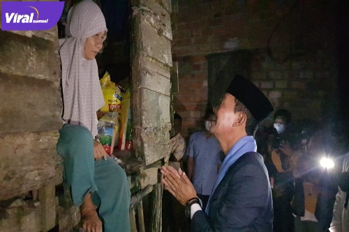 Walikota Palembang Harnojoyo Saat Mengunjungi Mak Onah Seusai Sholat Subuh. Jum'at (28/1/2022) Foto : Viralsumsel/Nto