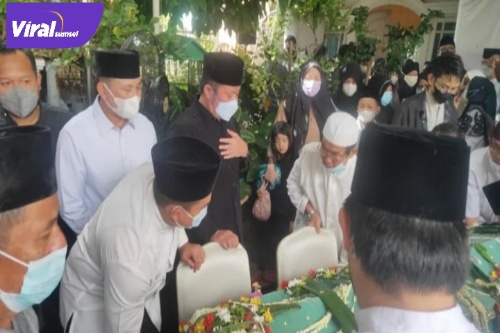 Ketua DPRD Kota Palembang Zainal Abidin SH Saat Mendatangi Rumah Duka. Almarhumah Hj. Ailuny Husni. Foto : Viralsumsel/Nto