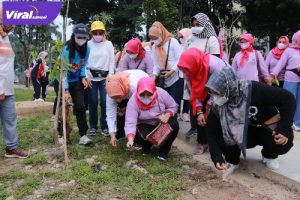 Ketua TP PKK serta DWP Kota Palembang menggelar kegiatan gotong royong di sepanjang aliran Sungai Sekanak Lambidaro Palembang, Minggu (30/1/2022). Foto : viralsumsel.com/dev