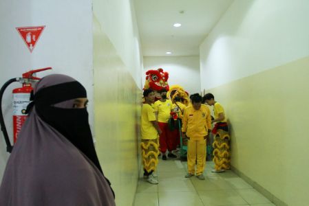 Atraksi barongsai mencari angpao di OPI Mall Palembang, Selasa (1/2/2022). Foto : viralsumsel.com/m hatta