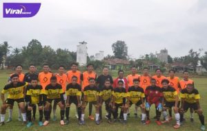 Skuat PS Sungai Lilin bersama para penggawa SSB Putra Belian sebelum uji coba. Foto : viralsumsel.com/dev