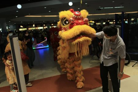 Atraksi barongsai mencari angpao di OPI Mall Palembang, Selasa (1/2/2022). Foto : viralsumsel.com/m hatta