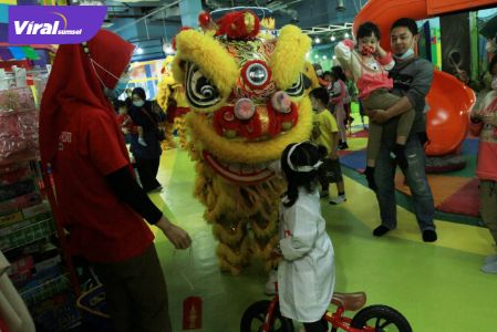 Atraksi barongsai mencari angpao di OPI Mall Palembang, Selasa (1/2/2022). Foto : viralsumsel.com/m hatta