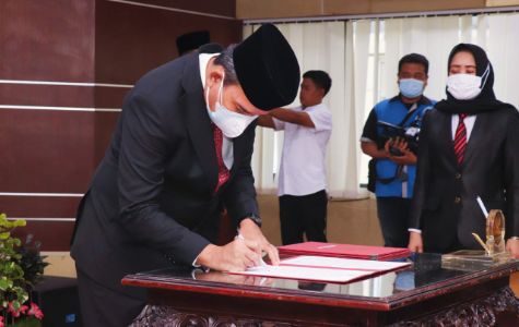 Plt Bupati Muba Beni Hernedi SIP, melakukan Pelantikan dan Pengambilan Sumpah Pejabat di Lingkungan Pemkab Muba, Rabu (2/2/2022). Foto : viralsumsel.com/dev