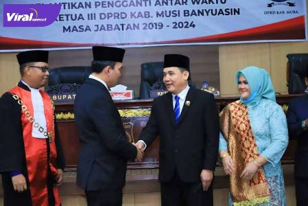 Plt Bupati Muba Beni Hernedi beri ucapan selamat pada Endi Susanto SE setelah resmi dilantik menjadi Wakil Ketua III DPRD Muba), Rabu (2/2/2022). Foto : viralsumsel.com/dev