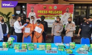 Pres rilis tersangka dua kurir narkoba membawa 16 Kilogram sabu sabu dari provinsi Aceh ke Sumsel, Rabu (2/2/2022). Foto : viralsumsel.com/kai